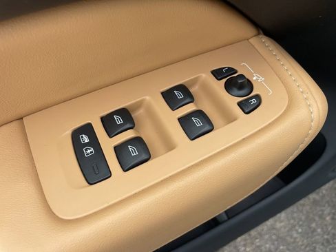 Certified 2023 Volvo XC60 B5 Ultimate w/ Climate Package image 20