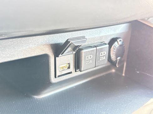 Used 2021 Toyota Highlander XLE AWD/4WD image 45