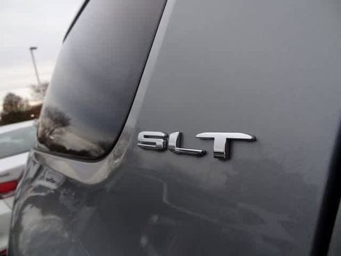 Used 2023 GMC Acadia SLT image 16