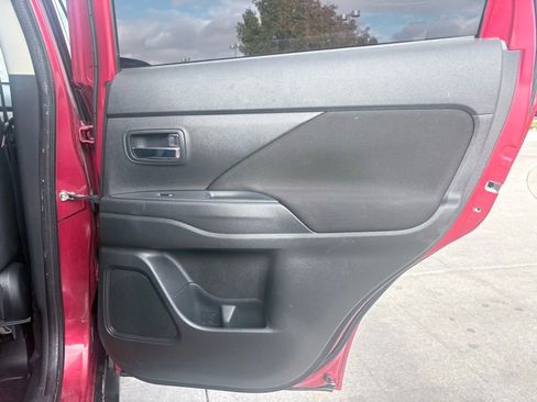 Used 2018 Mitsubishi Outlander SE AWD/4WD image 26