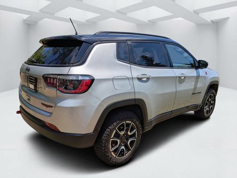 Used 2025 Jeep Compass Trailhawk AWD/4WD image 3