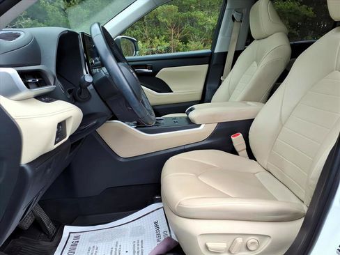 Used 2023 Toyota Highlander XLE image 16