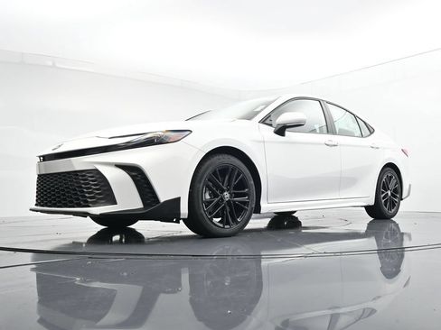 Used 2025 Toyota Camry SE w/ Convenience Package FWD image 34