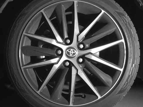 Used 2024 Toyota Camry SE image 11