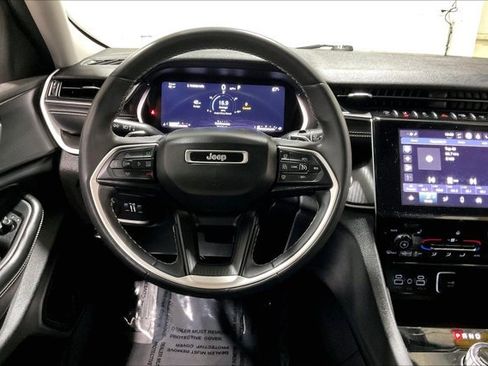 Used 2023 Jeep Grand Cherokee Laredo w/ Luxury Tech Group I AWD/4WD image 5