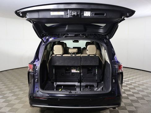 Used 2022 Toyota Sienna Limited image 17