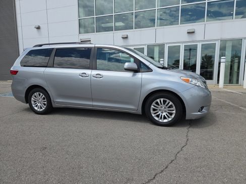 Used 2017 Toyota Sienna XLE FWD image 3