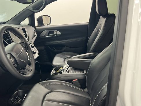 Used 2023 Chrysler Pacifica Touring-L w/ S Appearance Package image 7