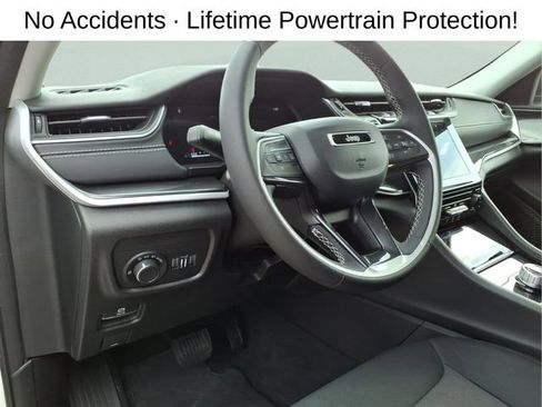 Used 2023 Jeep Grand Cherokee Laredo AWD/4WD image 13