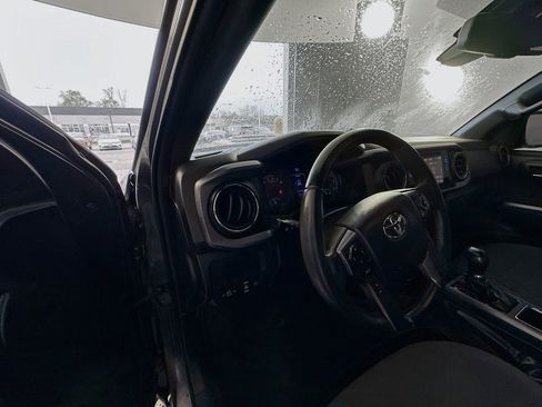 Used 2019 Toyota Tacoma TRD Sport AWD/4WD image 6