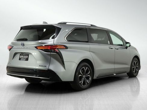 Used 2025 Toyota Sienna Platinum AWD/4WD image 5