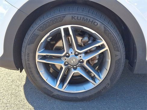 Used 2017 Hyundai Santa Fe SE image 9