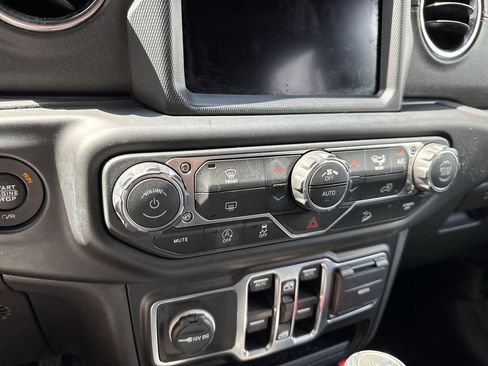 Used 2019 Jeep Wrangler Unlimited Sahara image 47