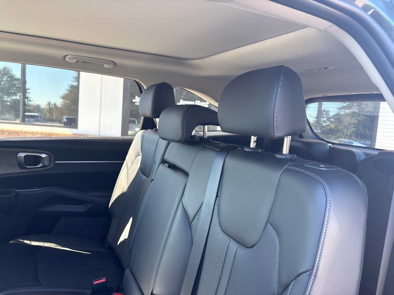 Used 2023 Kia Sorento S w/ Panoramic Sunroof Package AWD/4WD image 6