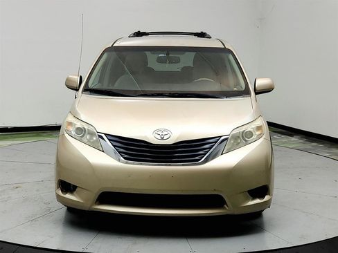 Used 2013 Toyota Sienna LE w/ Towing Pkg FWD image 2