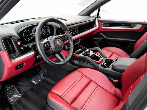 Used 2025 Porsche Cayenne image 4