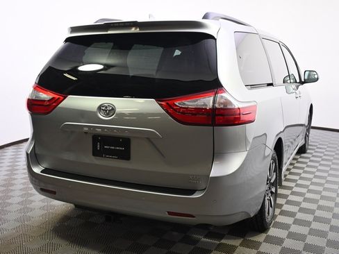 Used 2019 Toyota Sienna XLE image 6