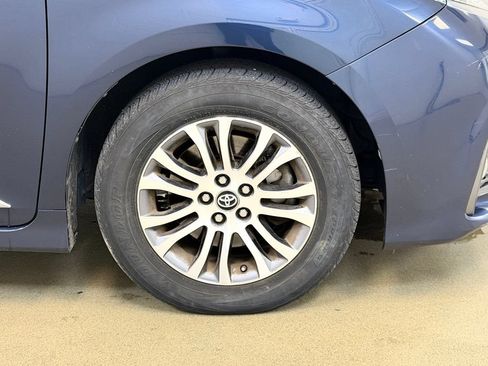 Used 2018 Toyota Sienna XLE w/ XLE Navigation Package FWD image 4