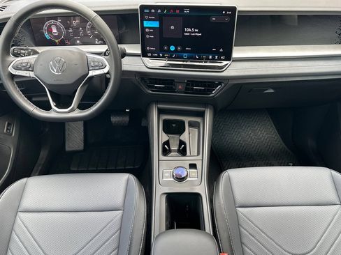 New 2026 Volkswagen Tiguan SE FWD image 11