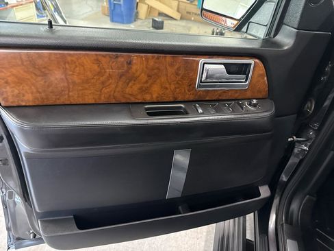 Used 2015 Lincoln Navigator 4WD image 32