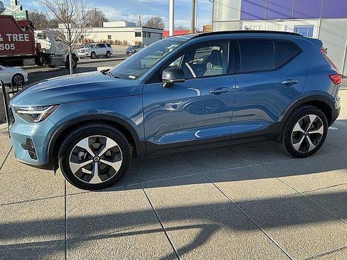 Certified 2025 Volvo XC40 B5 Plus AWD/4WD image 11