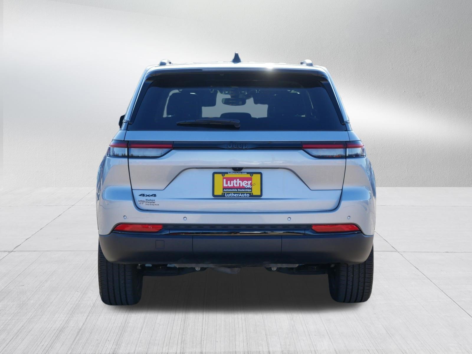 Used 2023 Jeep Grand Cherokee Altitude AWD/4WD image 6