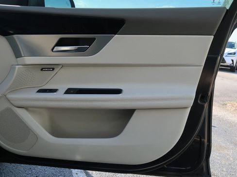 Used 2017 Jaguar XF Prestige image 48