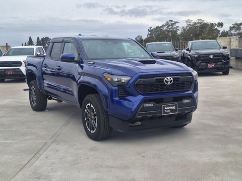 Used 2025 Toyota Tacoma TRD Sport AWD/4WD image 4