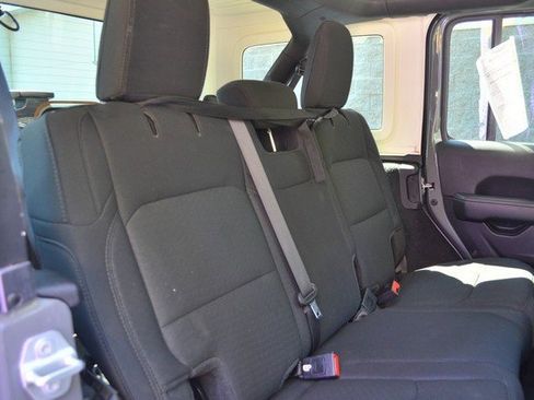 Used 2021 Jeep Wrangler Unlimited Sahara image 36