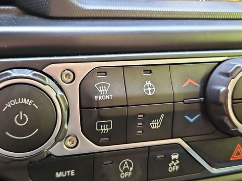 Used 2022 Jeep Wrangler Unlimited Sahara w/ Cold Weather Group AWD/4WD image 20