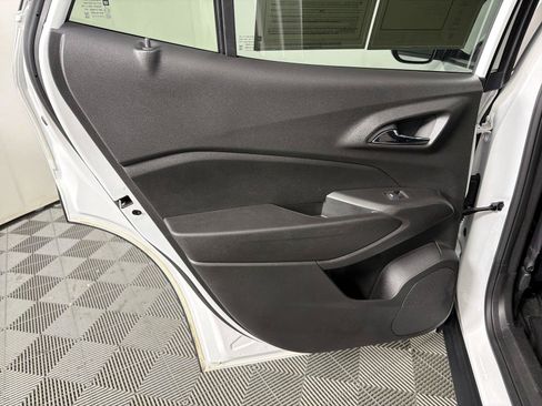 Used 2024 Chevrolet Trax RS w/ Sunroof Package FWD image 19