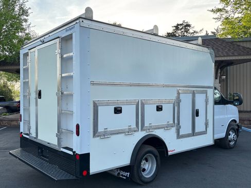 Used 2022 Chevrolet Express 3500 w/ Power Convenience Package RWD image 3