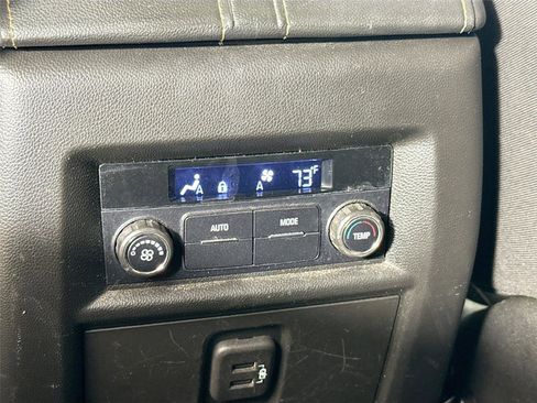 Used 2021 Chevrolet Traverse LT FWD image 15