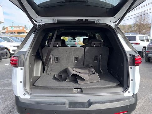 Used 2023 Chevrolet Traverse LT w/ Rear Camera Mirror Package image 24