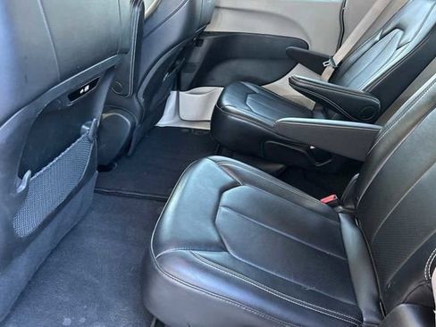 Used 2024 Chrysler Pacifica Touring-L image 11
