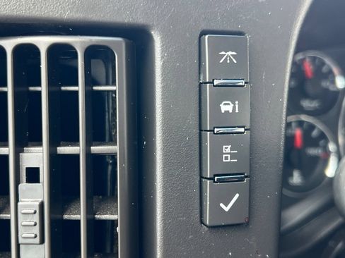 Used 2015 Chevrolet Express 4500 RWD image 35