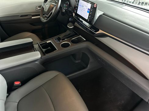 Used 2024 Toyota Sienna XLE image 16