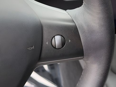 Used 2023 Tesla Model Y Performance AWD/4WD image 10