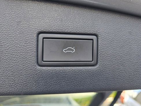 Used 2022 Volkswagen Tiguan SE R-Line image 16