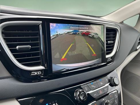 Used 2024 Chrysler Pacifica Touring-L image 19