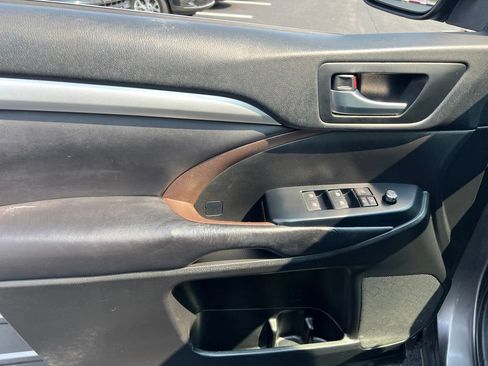 Used 2018 Toyota Highlander XLE AWD/4WD image 21