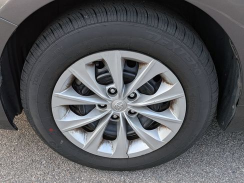 Used 2015 Toyota Camry LE FWD image 5