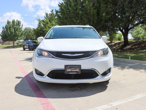 Used 2018 Chrysler Pacifica Touring-L FWD image 2