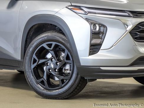 Used 2025 Chevrolet Trax LT FWD image 4