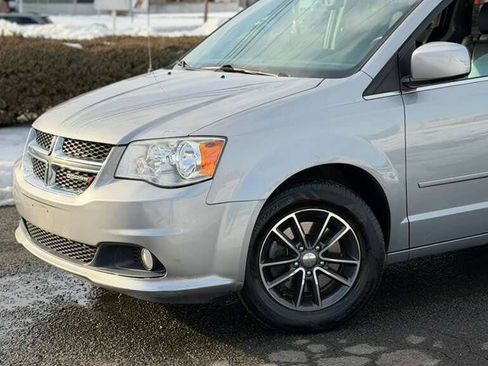 Used 2017 Dodge Grand Caravan SXT image 3