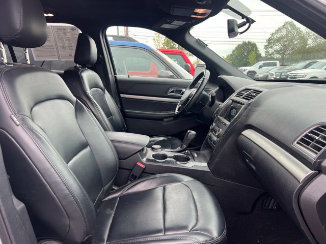Used 2019 Ford Explorer XLT w/ Equipment Group 202A AWD/4WD image 9