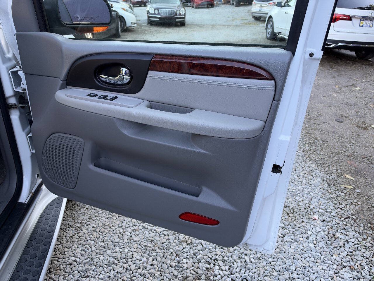 Used 2005 GMC Envoy Denali AWD/4WD image 16