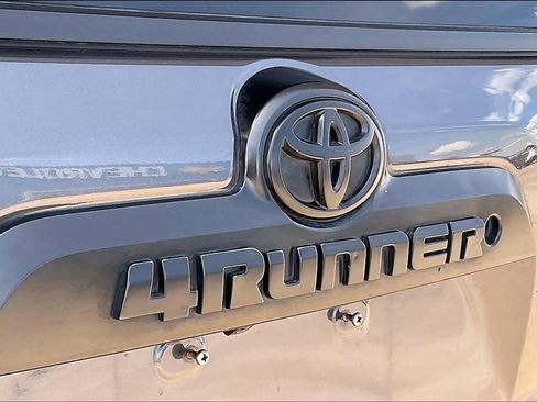 Used 2017 Toyota 4Runner TRD Off-Road Premium AWD/4WD image 31