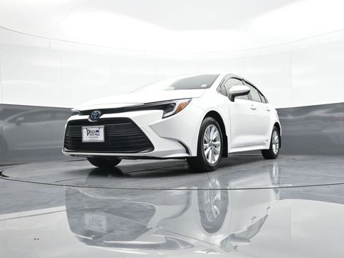 Certified 2025 Toyota Corolla LE image 24