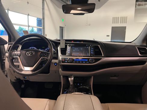 Used 2017 Toyota Highlander XLE AWD/4WD image 32